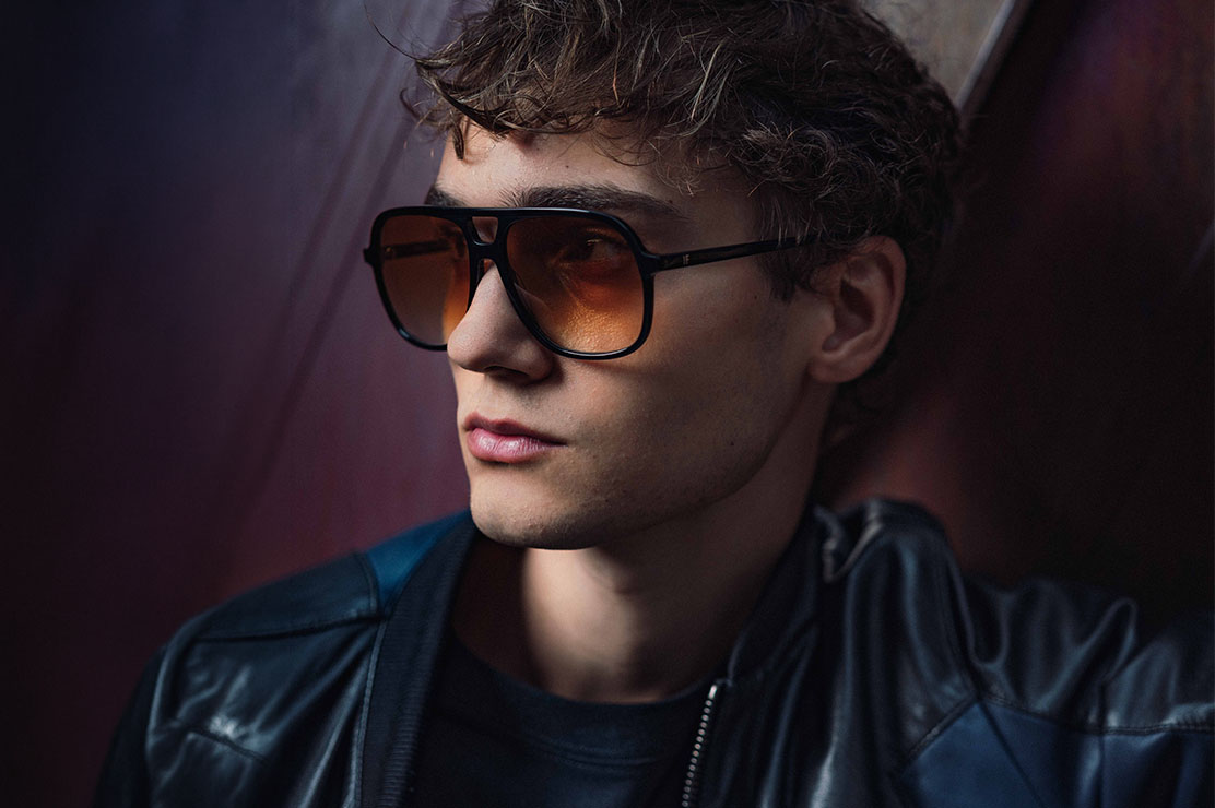 Herr trägt Sonnenbrille von FR!TZ EYEWEAR