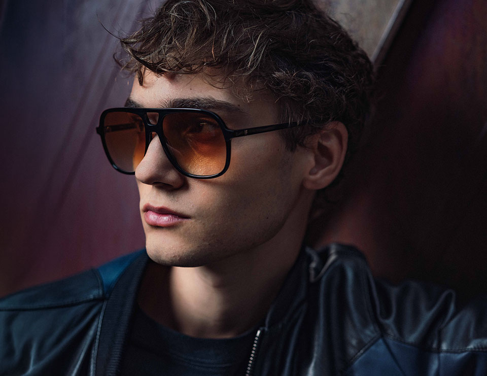 Herr trägt Sonnenbrille von FR!TZ 