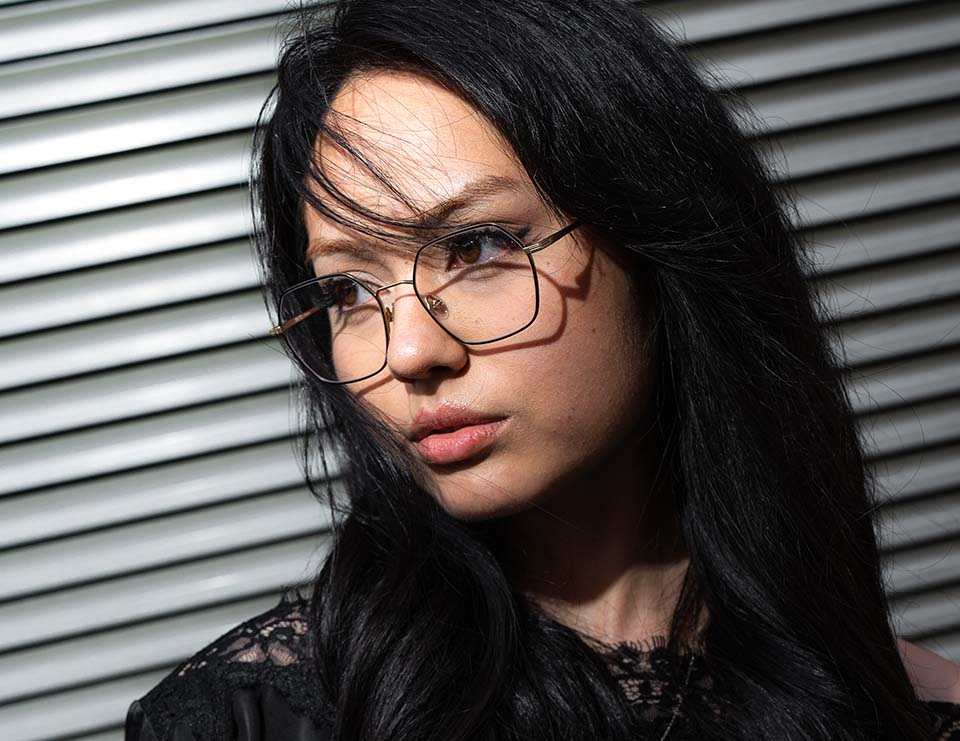 Dame trägt FR!TZ Brille