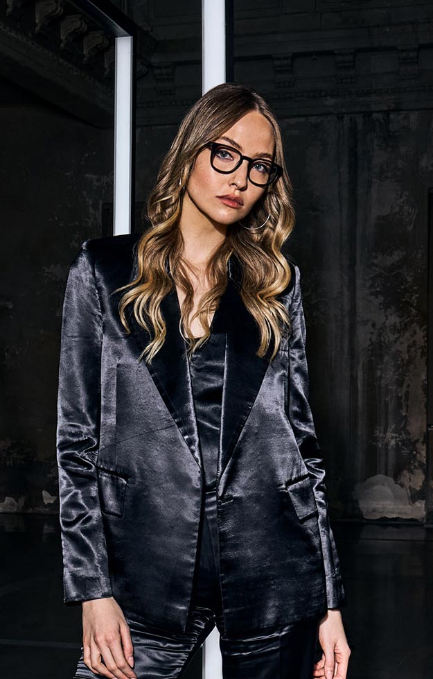 FR!TZ EYEWEAR Handmade Dame trägt FR!TZ EYEWEAR Handmade